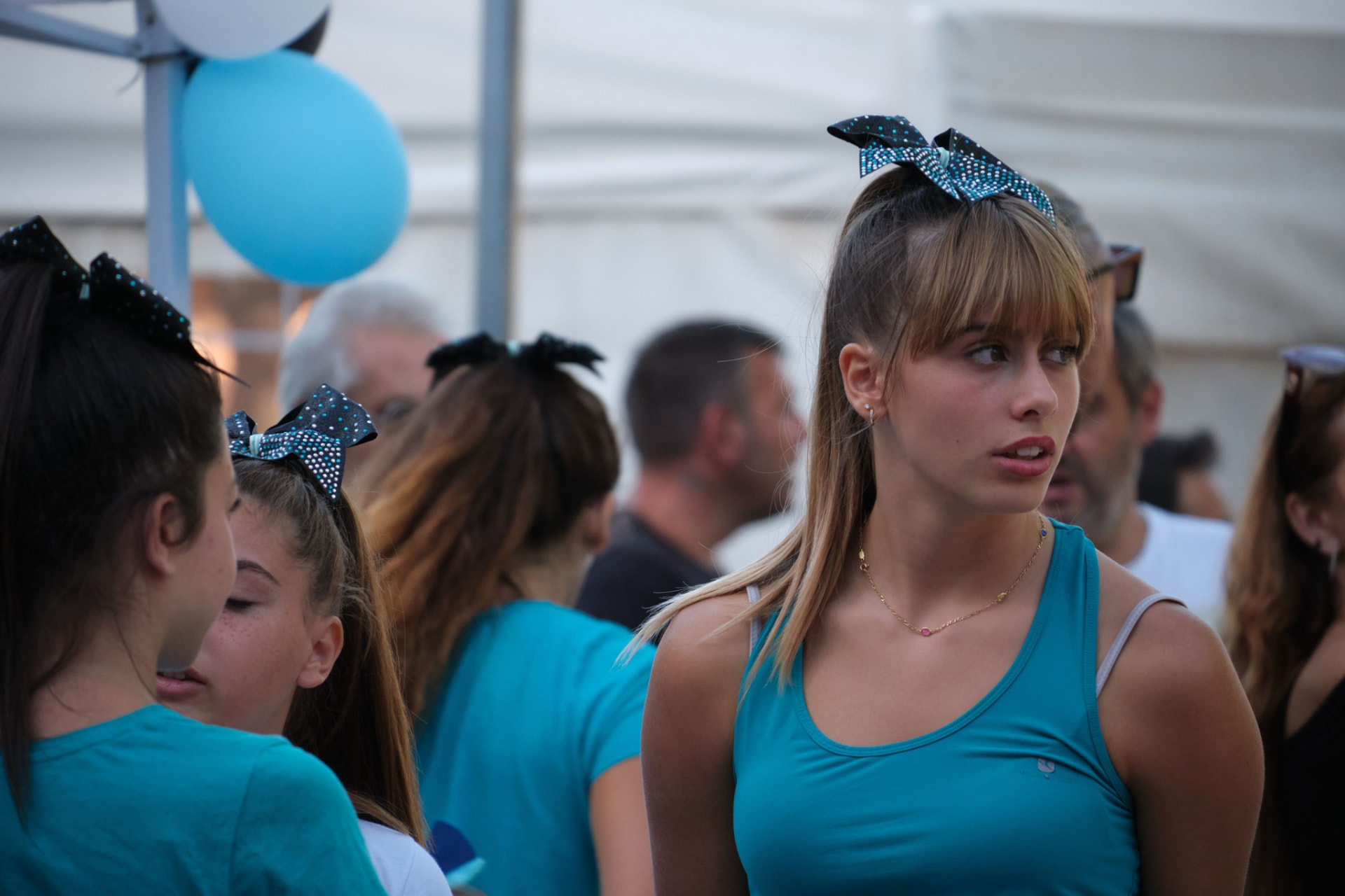 Atleta Intensity Elite in divisa teal prima della gara